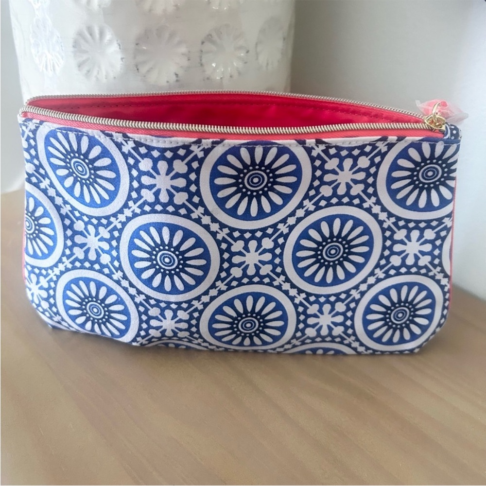 Estée Lauder Blue and White Patterned Women's Cosmetic Bag